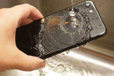 iPhone11 PRO防水性能大挑戰(zhàn) 4米海水沒壓力！
