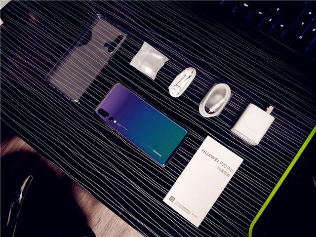 5800元買華為P20 Pro極光色，含著眼淚上手開箱領會！