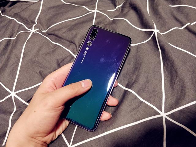 5800元買華為P20 Pro極光色，含著眼淚上手開箱領會！